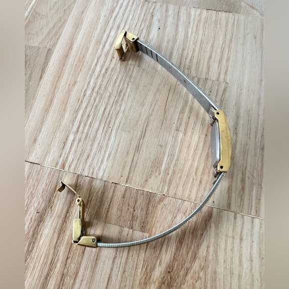 Vintage dainty Citizen Quartz ladies gold tone dress watch NEW BATTERY - Picture 7 of 11